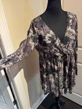 Torrid Women's Black and Gray Snake Print V-Neck Long Sleeve Top